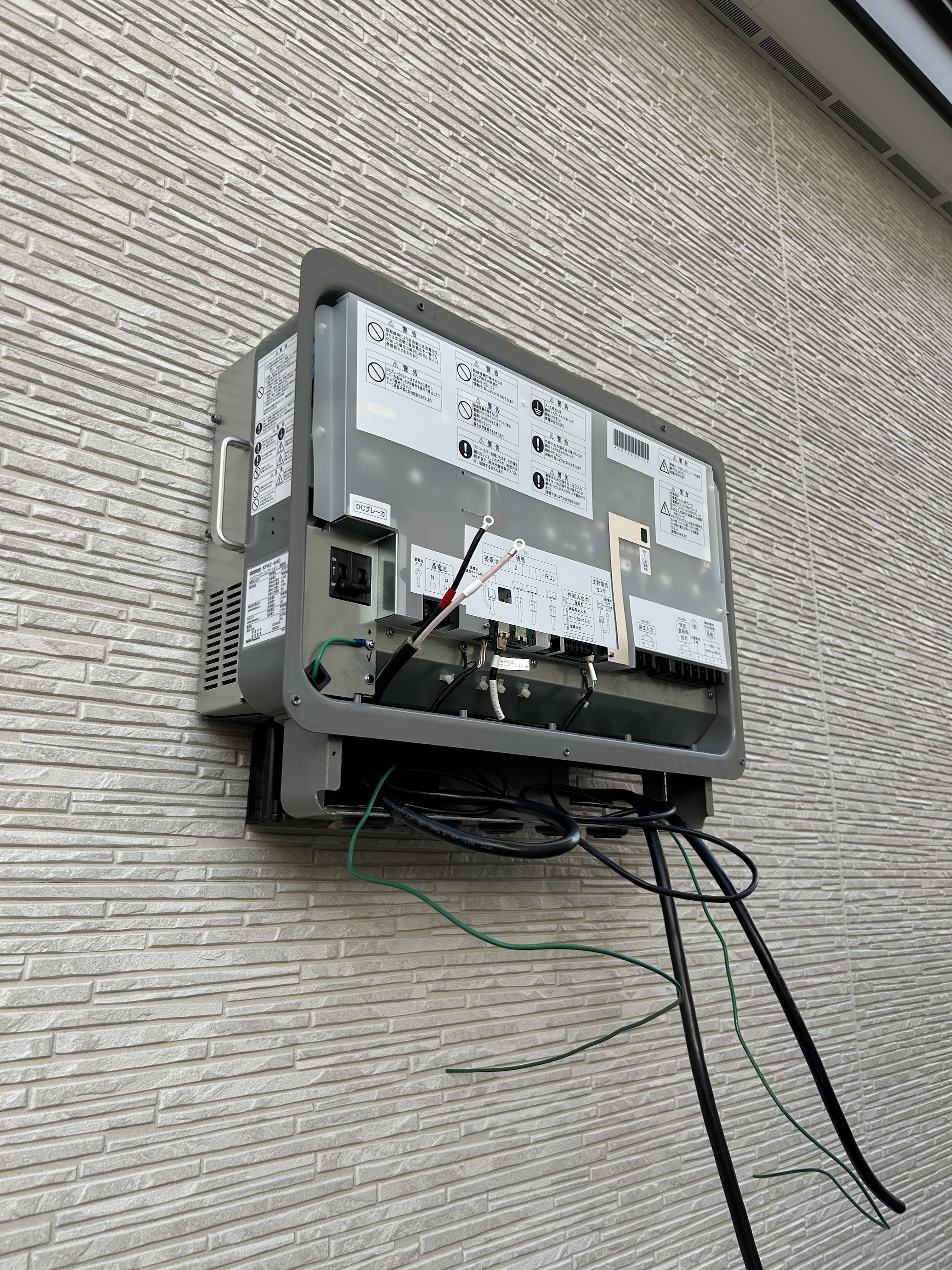 オムロン製蓄電池パワーコンディショナの配線施工中