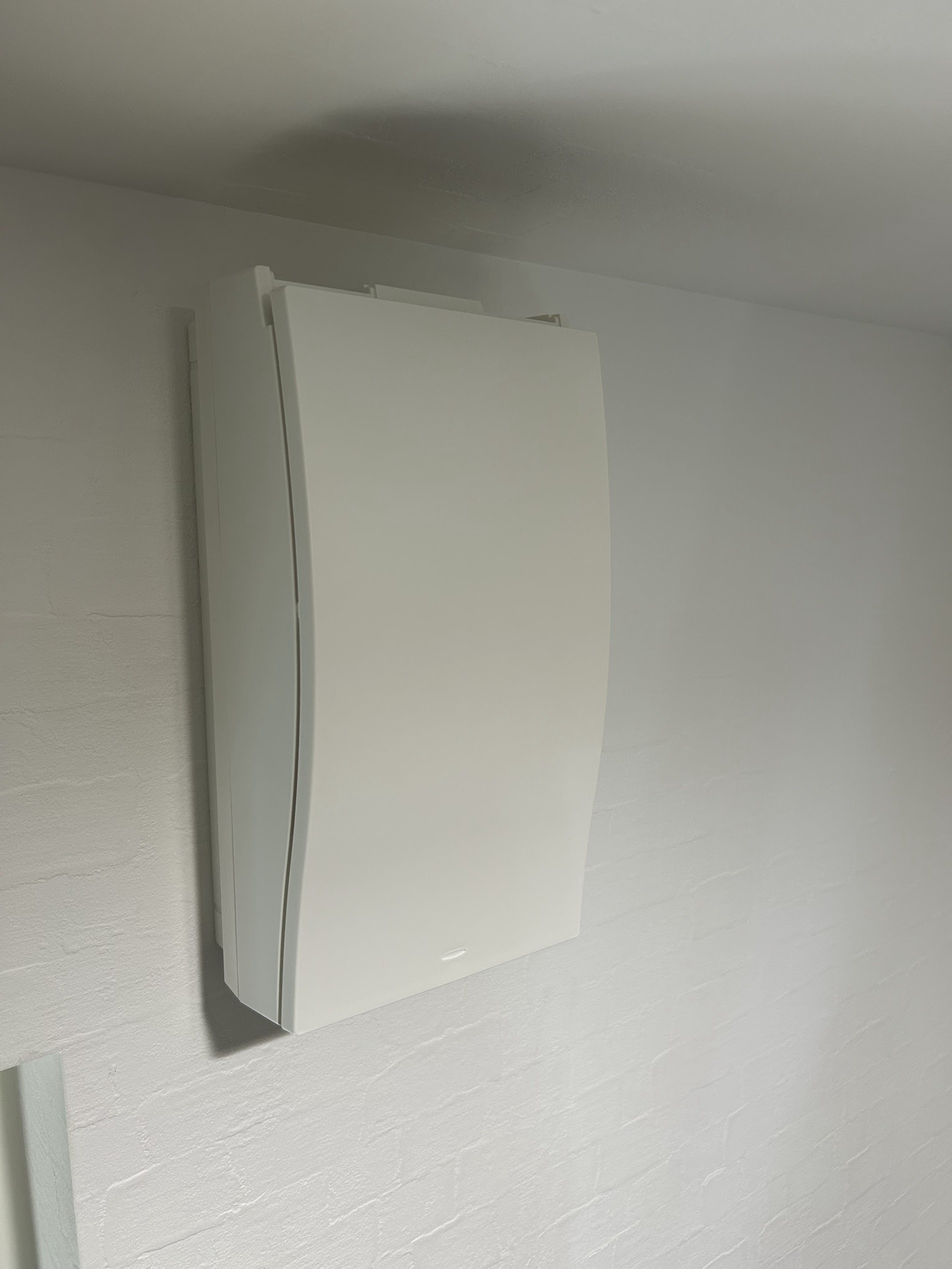 蓄電池専用分電盤のカバー設置後