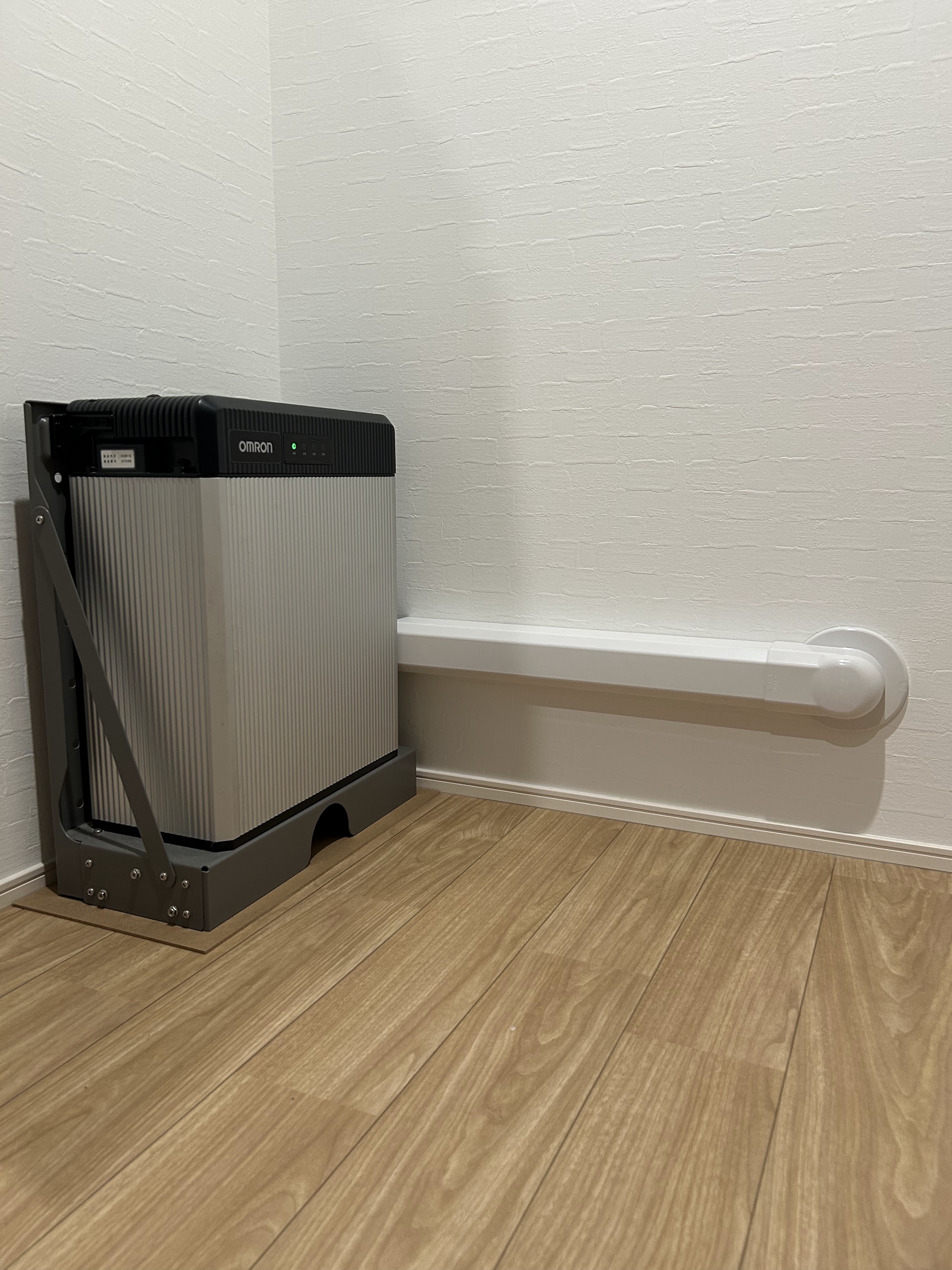 新築住宅に設置したオムロン製屋内蓄電池ユニット