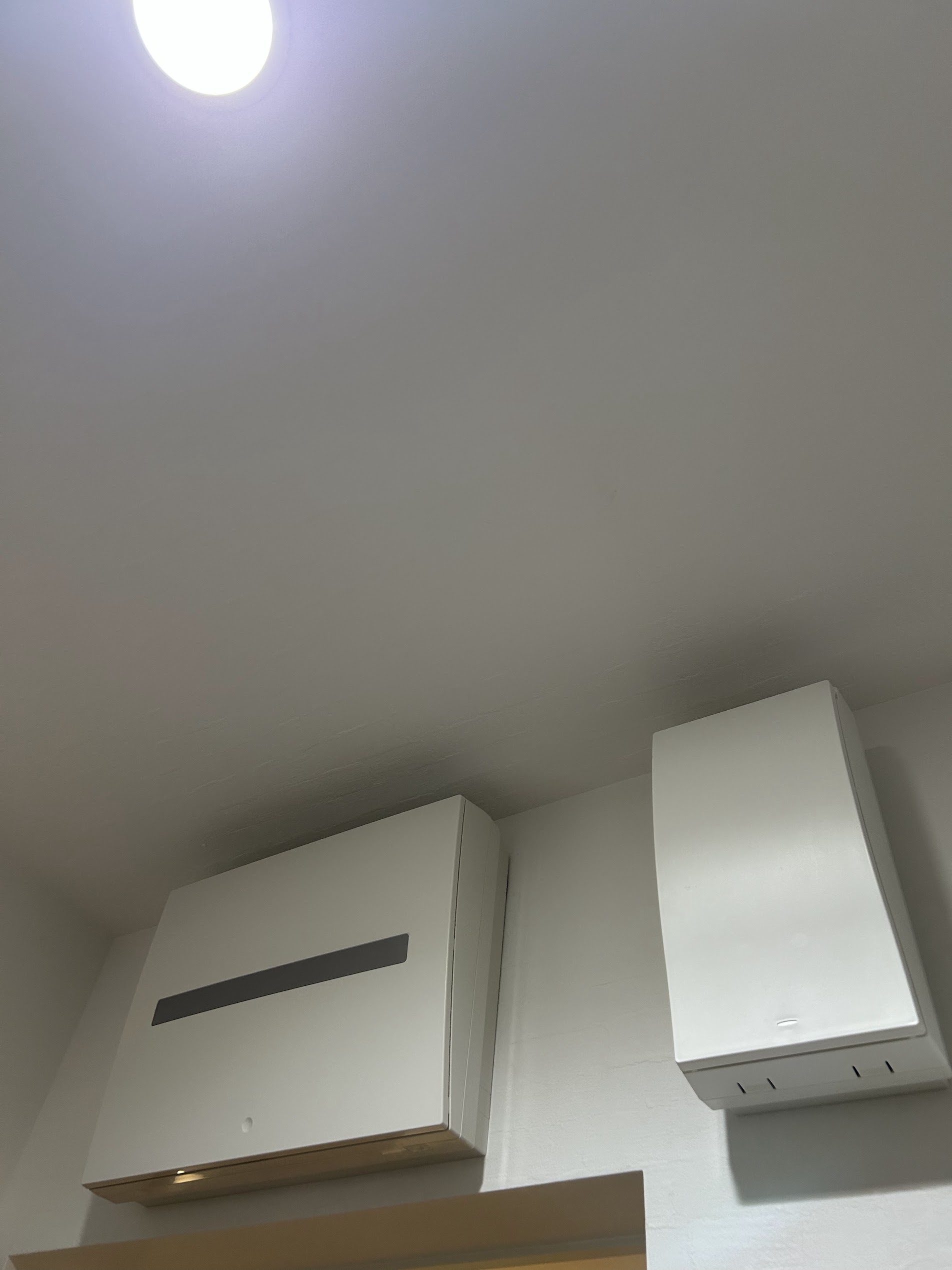 新築住宅の屋内に設置した蓄電池関連設備