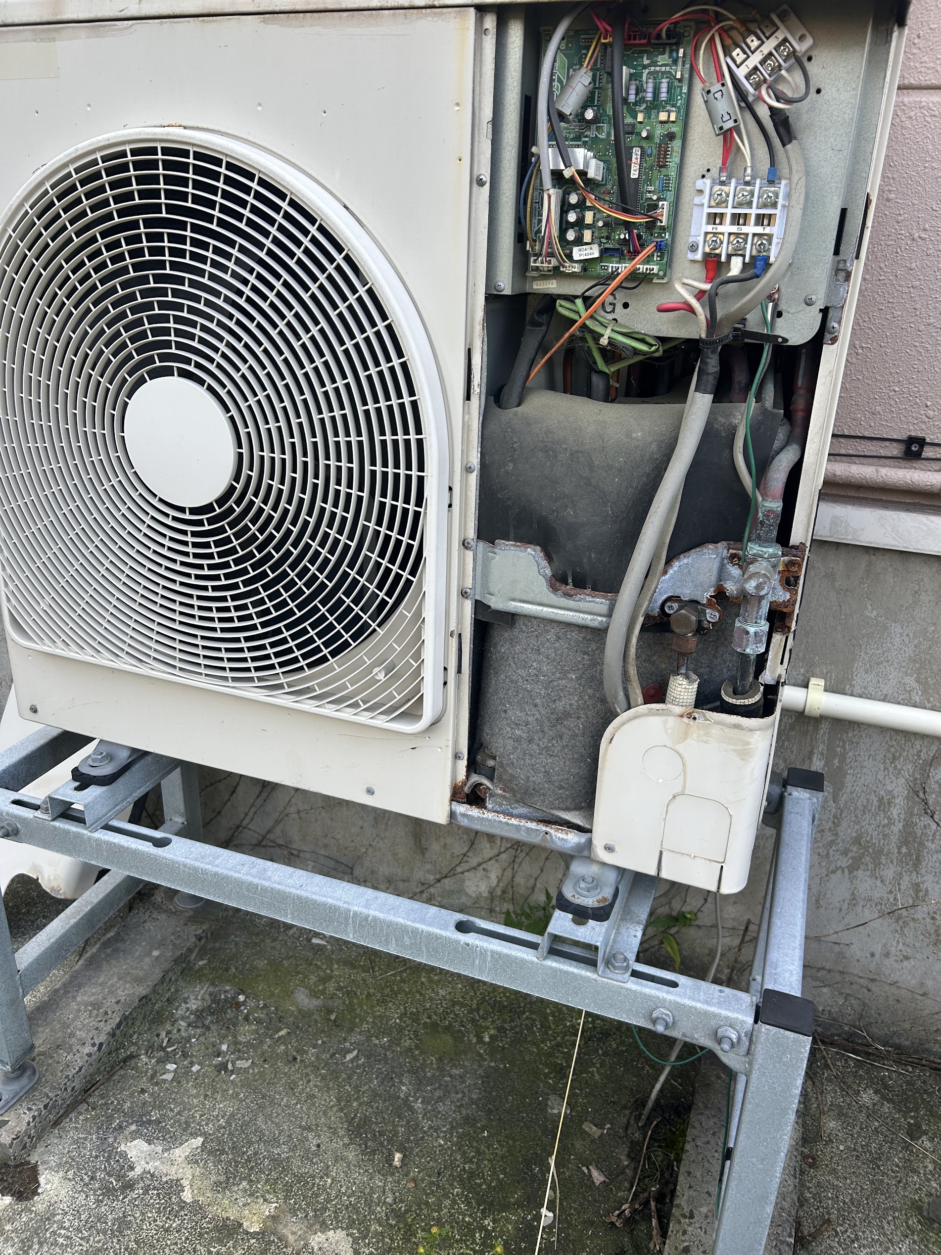 飲食店の業務用エアコン交換前に確認した室外機の電装部と冷媒配管