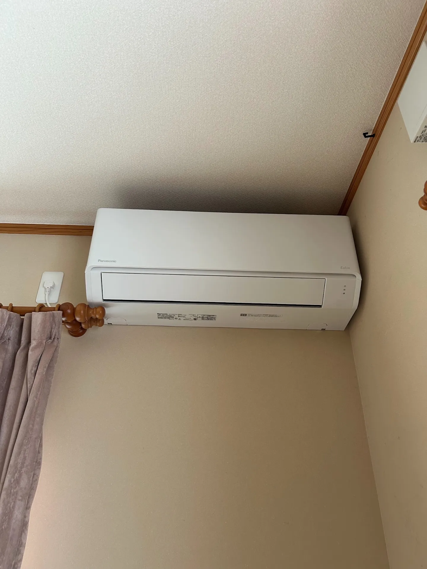 【秋田市】パナソニック エオリア エアコン取付工事｜配管化粧カバー仕上げで見た目も美しく
