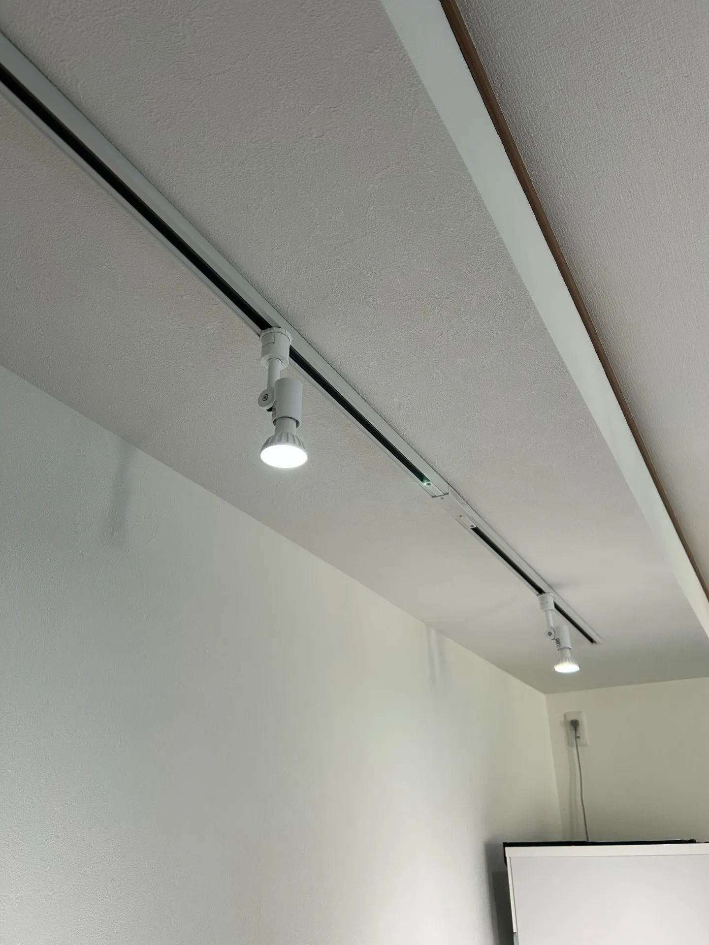 にかほ市でリフォームに伴うLED照明工事｜ライティングレール・ペンダントライト施工事例