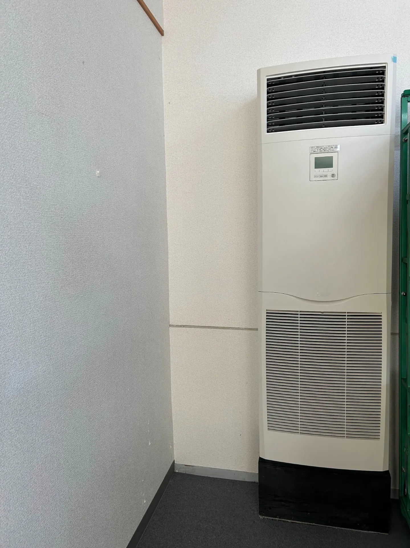 秋田市で業務用床置形エアコンを最新機種へ更新|三菱電機 スリムERへ入替工事【創業45年以上の施工実績】