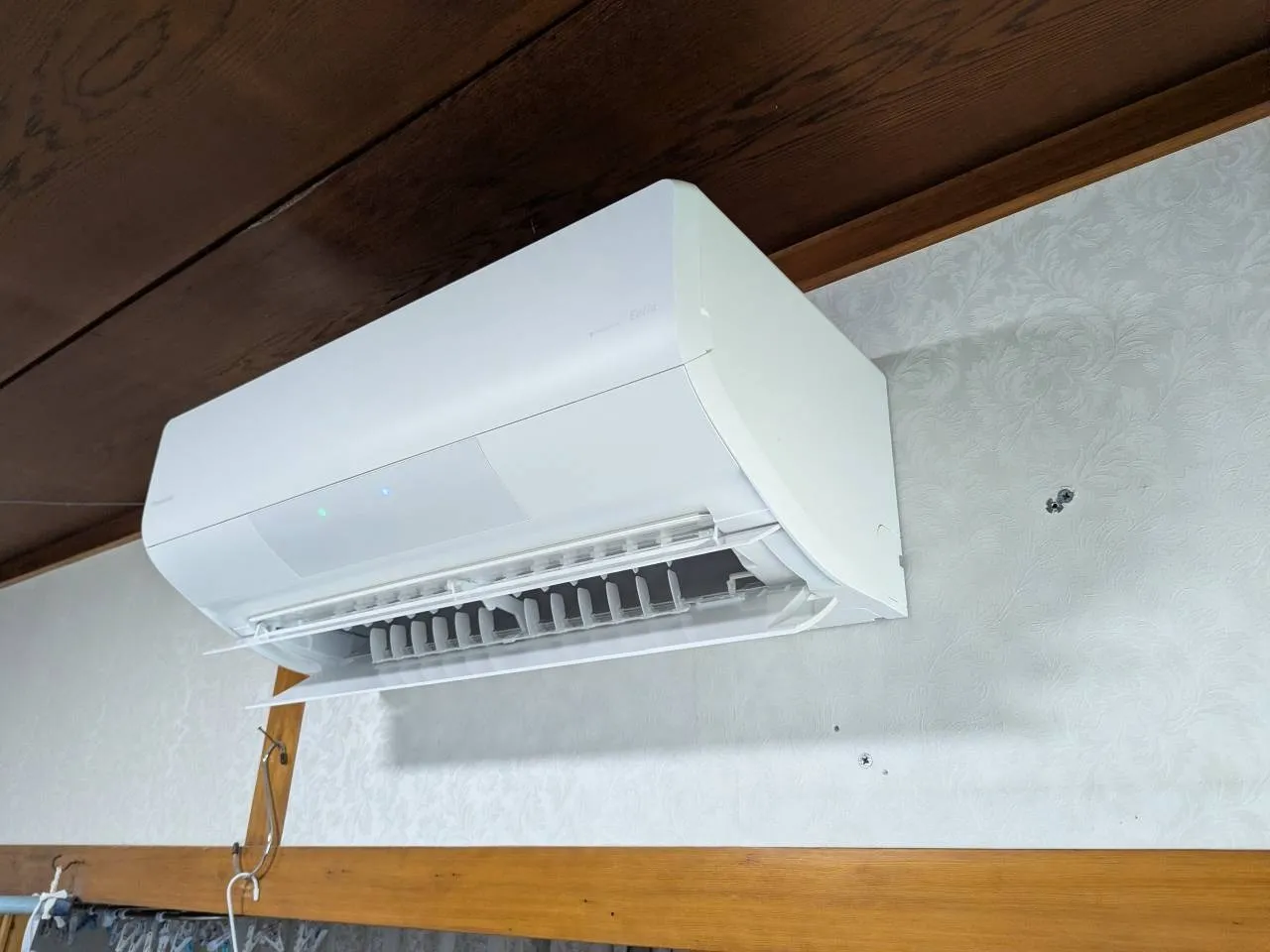 由利本荘市で古いエアコンをPanasonic UXシリーズに入替｜専用回路・隠ぺい配線まで確認した施工事例